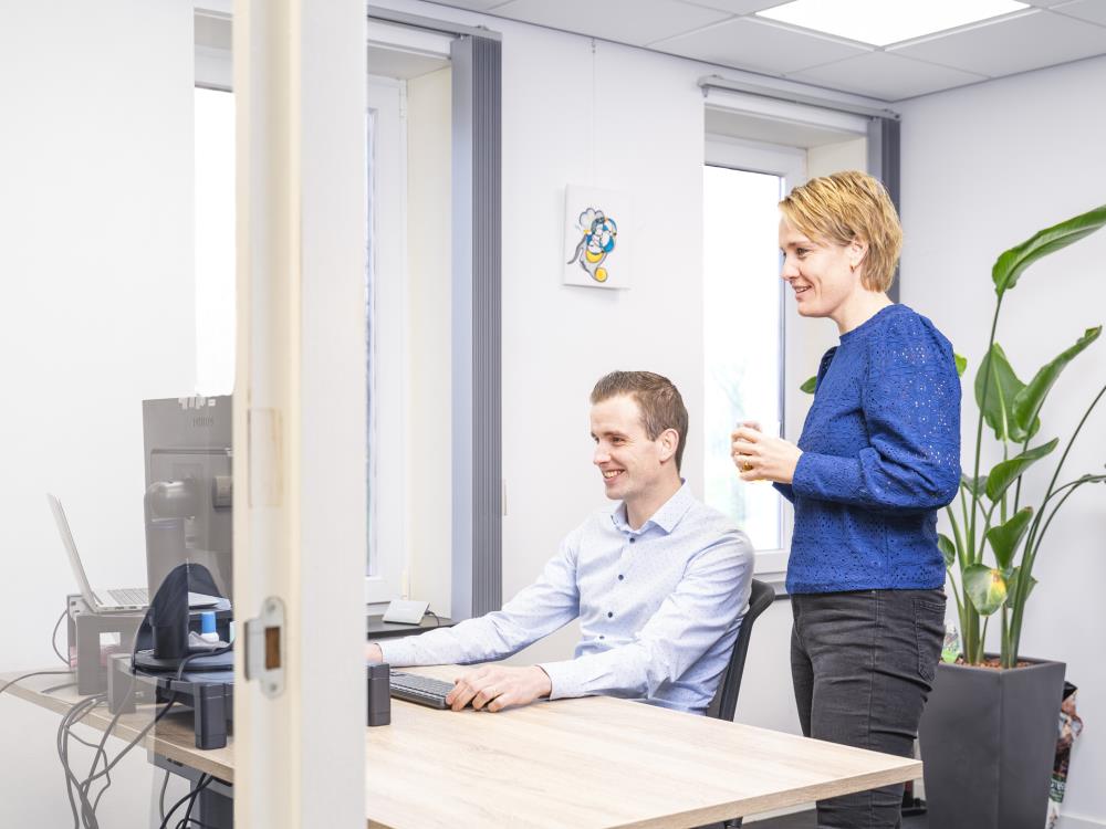 Collega van Blue Accountants aan het werk